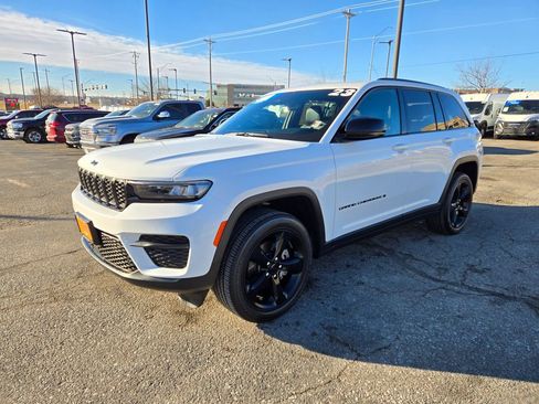 Used 2023 Jeep Grand Cherokee Altitude image 8