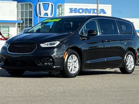 Used 2023 Chrysler Pacifica Touring-L image 8