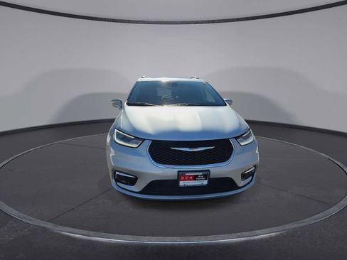 Used 2022 Chrysler Pacifica Touring-L image 3