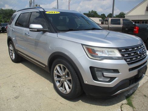 Used 2017 Ford Explorer Limited w/ Equipment Group 301A FWD image 9