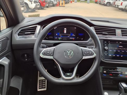 Used 2023 Volkswagen Tiguan SE R-Line FWD image 17