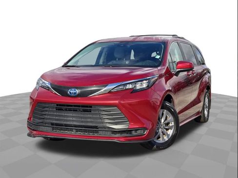 Used 2024 Toyota Sienna LE image 1