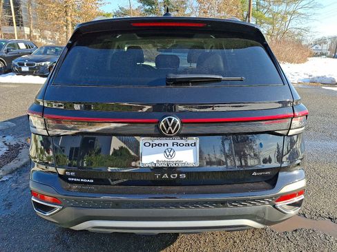 Certified 2025 Volkswagen Taos SE w/ Panoramic Sunroof Package image 5