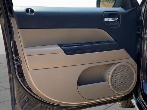 Used 2014 Jeep Patriot Latitude FWD image 22