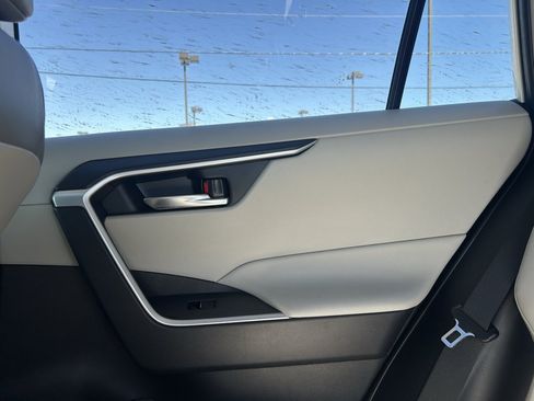 Used 2022 Toyota RAV4 XLE Premium image 29