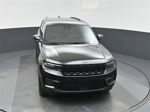 New 2025 Jeep Grand Cherokee Altitude image 34