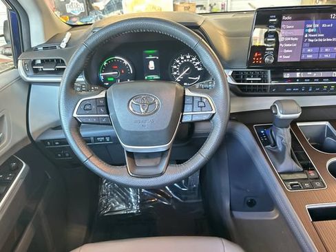 Used 2023 Toyota Sienna XLE FWD image 14