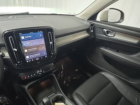 Used 2023 Volvo XC40 B5 Core image 25
