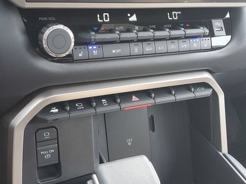 Used 2026 Toyota Tundra Limited AWD/4WD image 28