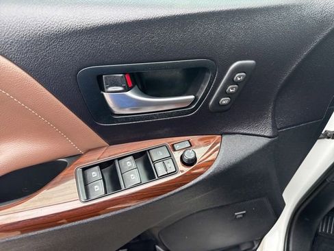Used 2016 Toyota Sienna Limited Premium image 22
