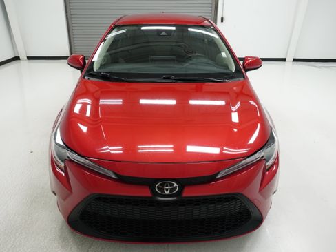 Used 2020 Toyota Corolla LE FWD image 2