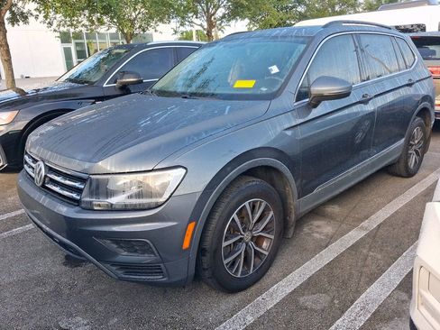 Used 2020 Volkswagen Tiguan SE w/ Panoramic Sunroof Package FWD image 3