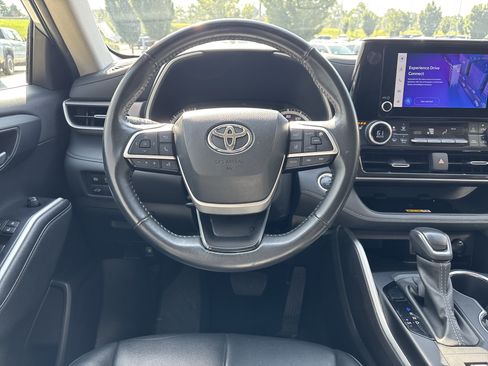 Used 2024 Toyota Highlander XLE AWD/4WD image 16