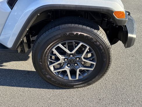 Used 2024 Jeep Wrangler Sahara w/ Technology Group image 11