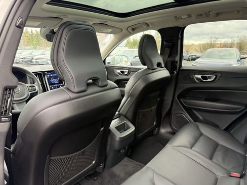 Used 2023 Volvo XC60 B5 Plus image 34