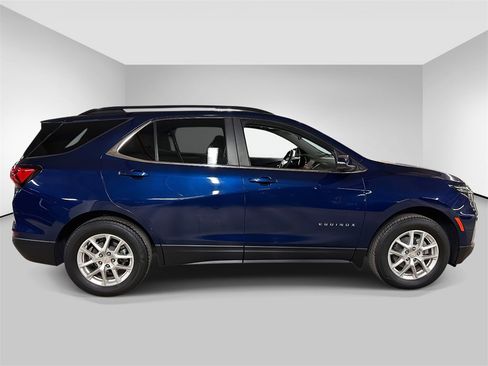 Used 2022 Chevrolet Equinox LT image 2