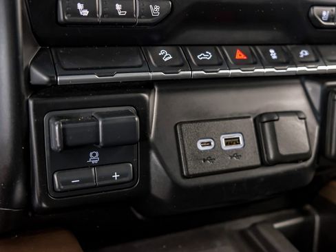 Used 2020 Chevrolet Silverado 2500 LTZ AWD/4WD image 24