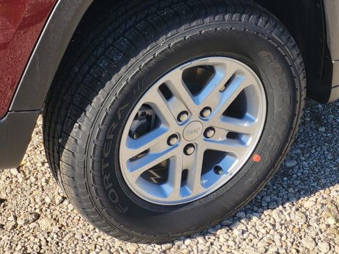 New 2025 Jeep Grand Cherokee Laredo image 6