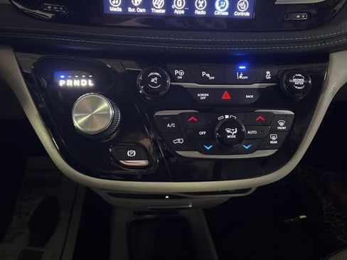 Used 2017 Chrysler Pacifica Platinum image 13