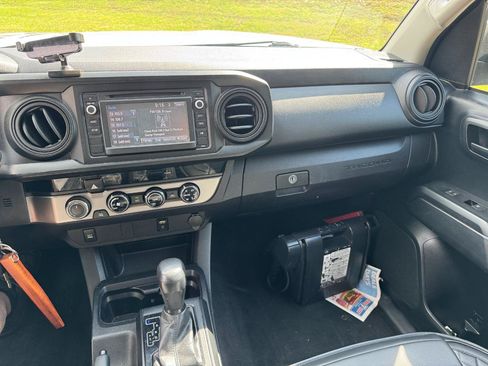 Used 2017 Toyota Tacoma SR w/ Tow Package AWD/4WD image 31