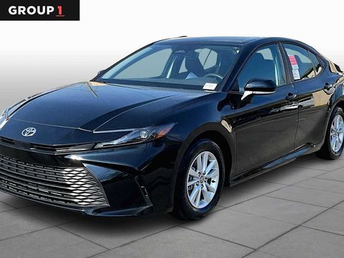 Used 2025 Toyota Camry LE image 1