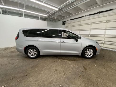 Used 2024 Chrysler Pacifica Touring-L FWD image 7