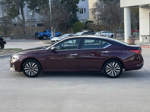 Used 2024 Nissan Altima 2.5 SV image 3