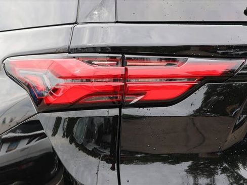 Used 2023 Chevrolet Traverse LT AWD/4WD image 11