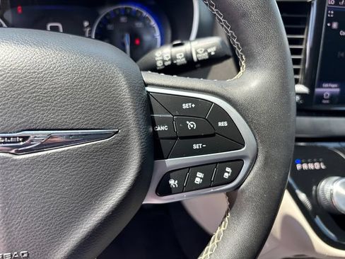 Used 2023 Chrysler Pacifica Touring-L FWD image 20