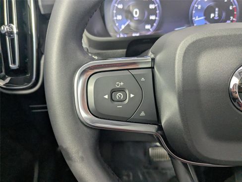 Used 2022 Volvo XC40 T5 Momentum image 16