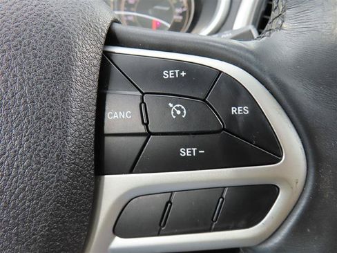 Used 2018 Jeep Cherokee Latitude Plus w/ Comfort/Convenience Group FWD image 21
