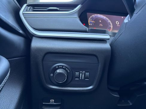 Used 2023 Jeep Grand Cherokee L Laredo image 4