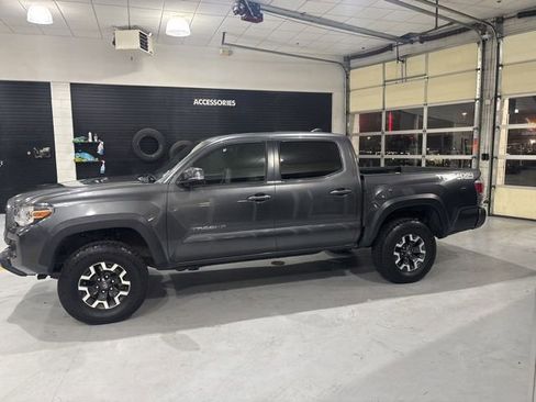 Used 2021 Toyota Tacoma TRD Off-Road w/ Technology Package AWD/4WD image 5