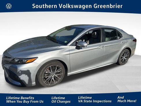 Used 2024 Toyota Camry SE image 1