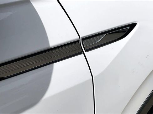 Used 2022 Volkswagen Tiguan SE image 10