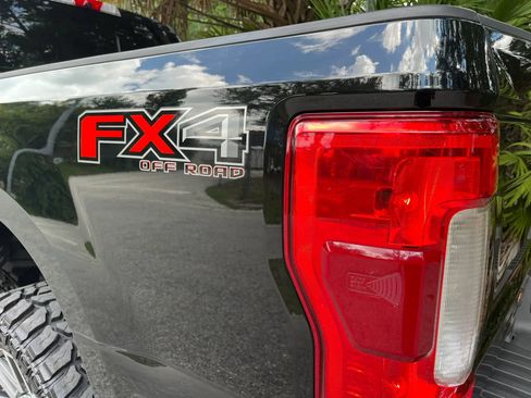 Used 2018 Ford F250 Lariat w/ Lariat Value Package AWD/4WD image 12