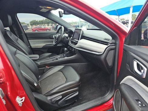 Used 2025 Jeep Compass Latitude AWD/4WD image 6