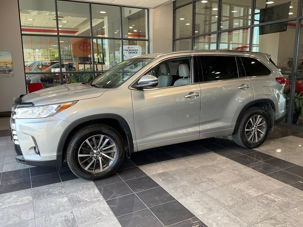 Used 2018 Toyota Highlander XLE AWD/4WD image 3