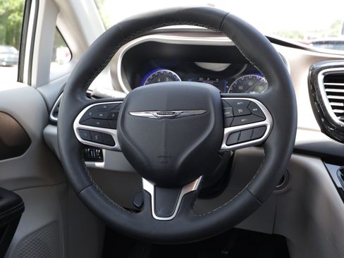 Used 2023 Chrysler Voyager LX FWD image 7