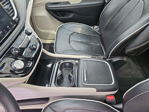 Used 2023 Chrysler Pacifica Limited FWD image 26