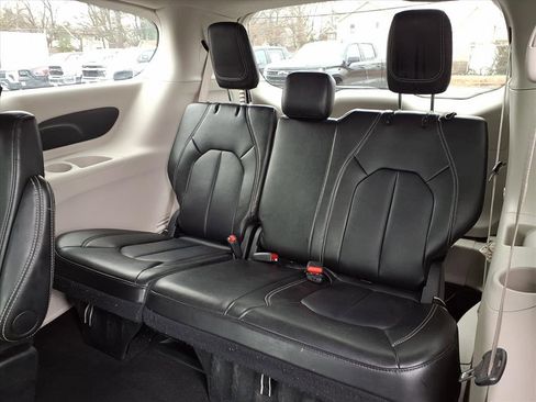 Used 2024 Chrysler Pacifica Touring-L image 12