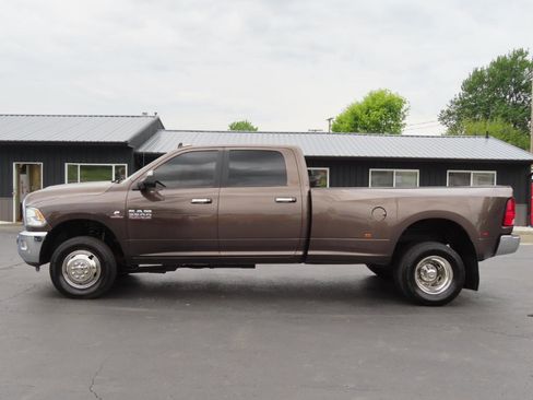 Used 2018 RAM 3500 SLT w/ Luxury Group AWD/4WD image 3