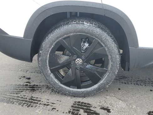New 2026 Volkswagen Taos SE FWD image 5