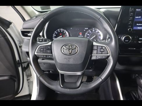 Used 2022 Toyota Highlander XLE AWD/4WD image 20