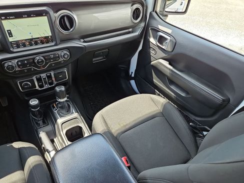 Used 2018 Jeep Wrangler Unlimited Sahara AWD/4WD image 12