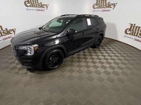Used 2024 GMC Terrain SLE w/ Driver Convenience Package FWD image 4