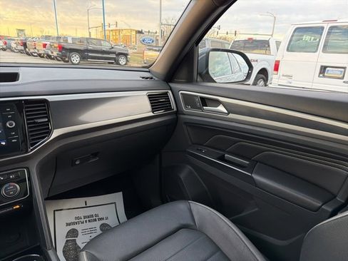 Used 2020 Volkswagen Atlas Cross Sport SEL Premium image 17