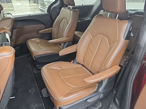 Used 2020 Chrysler Pacifica Limited w/ Advanced Safetytec Group FWD image 8