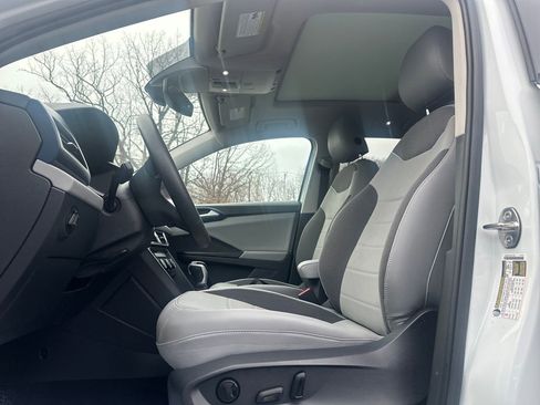 Used 2023 Volkswagen Taos SE w/ Panoramic Sunroof Package image 3