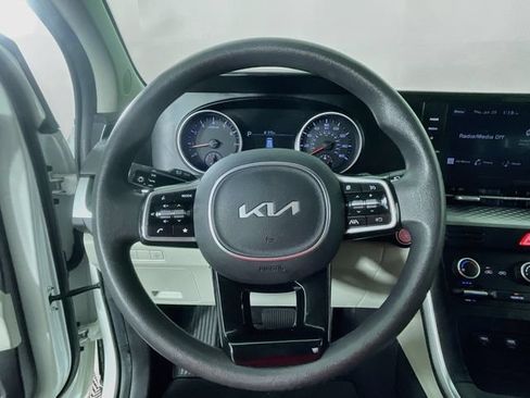 Used 2023 Kia Carnival LX FWD image 12